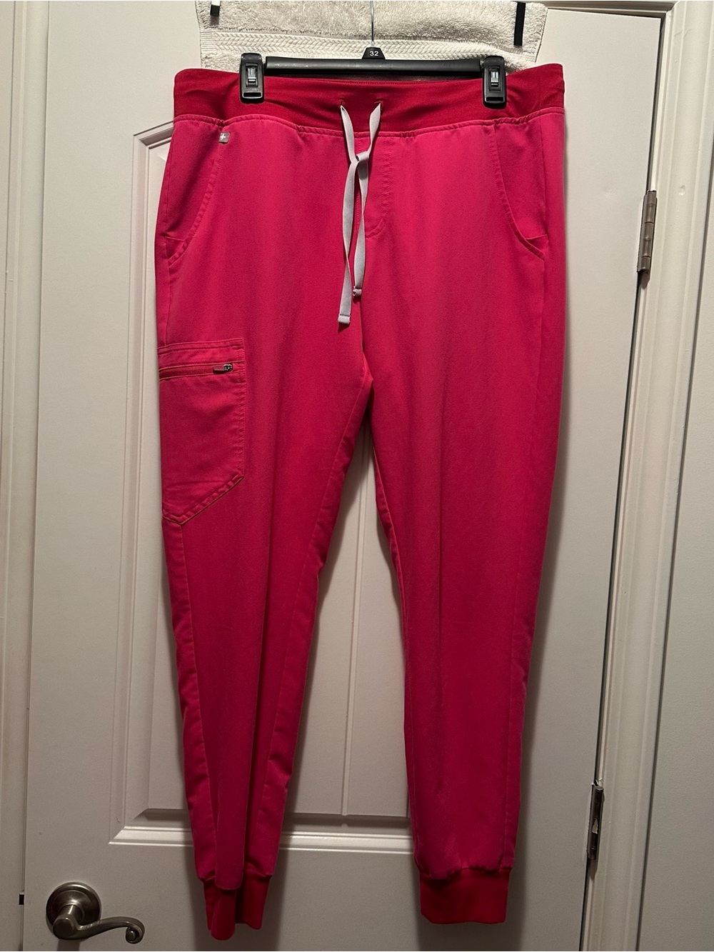 Zamora Figs joggers shocking pink
